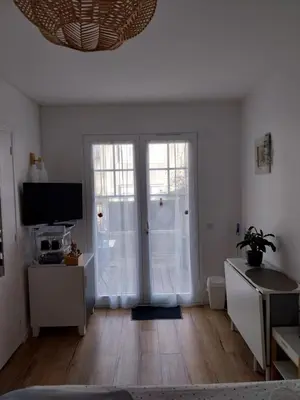 Télévision ou salle de divertissement dans l'établissement Doma Anna