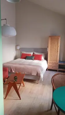 Un ou plusieurs lits dans un hébergement de l'établissement Maisonnette cosy cœur centre avec accueil vélo