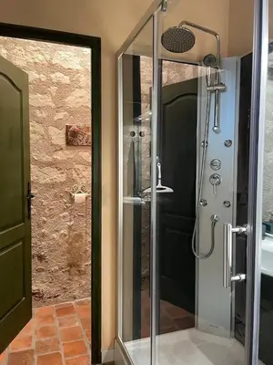 Salle de bains dans l'établissement Le Relais, La Dormance, Le Bois Dormant