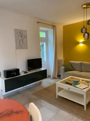 Télévision ou salle de divertissement dans l'établissement Clos des Chardons - Le Jardin