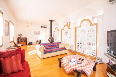 Coin salon dans l'établissement Villa raffinée à Saint-Cyr-sur-Loire avec piscine privée