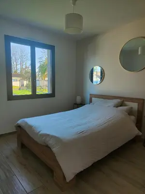 Un ou plusieurs lits dans un hébergement de l'établissement Maison moderne a 1km du circuit des 24h du mans