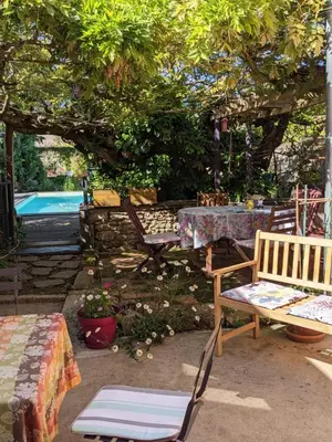 Piscine de l'établissement Chambres d'hôtes La Charmante ou située à proximité