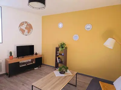 Télévision ou salle de divertissement dans l'établissement Le nid de la mésange Parking Gratuit