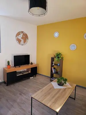 Télévision ou salle de divertissement dans l'établissement Le nid de la mésange Parking Gratuit