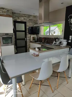 Cuisine ou kitchenette dans l'établissement Familly 10 min du circuit 15 min de boulerie jump et 1h30 de Paris Saint Arnoult en voiture ou 55 min en train pensez aux JO