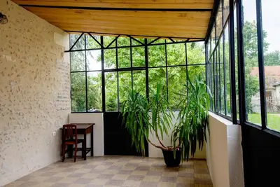 Balcon ou terrasse dans l'établissement Le cèdre du Prieuré