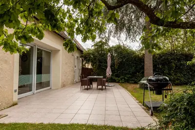 Jardin de l'établissement Le cèdre du Prieuré