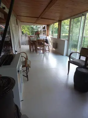 Coin salon dans l'établissement Cabane avec plan d'eau privatif