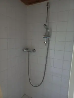 Salle de bains dans l'établissement Cabane avec plan d'eau privatif