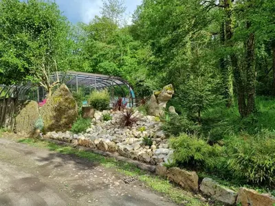 Jardin de l'établissement Les Chalets de SAUMUR, Piscine & Parc boisé, 100m du CadreNoir