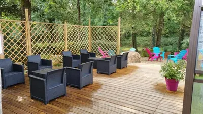 Jardin de l'établissement Les Chalets de SAUMUR, Piscine & Parc boisé, 100m du CadreNoir