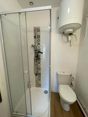 Salle de bains dans l'établissement LE 84
