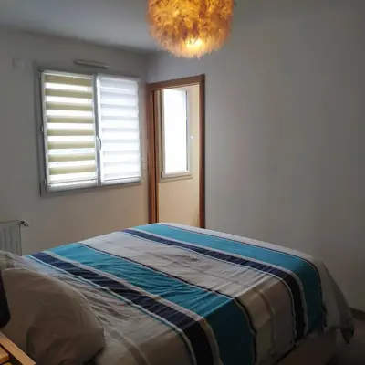 Un ou plusieurs lits dans un hébergement de l'établissement Grande chambre avec salle de bain privative