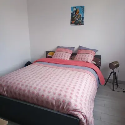 Un ou plusieurs lits dans un hébergement de l'établissement Maison pour location de chambre circuit 24H et GP