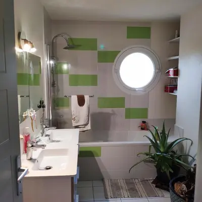 Salle de bains dans l'établissement Belle chambre lumineuse
