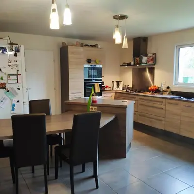 Cuisine ou kitchenette dans l'établissement Belle chambre lumineuse