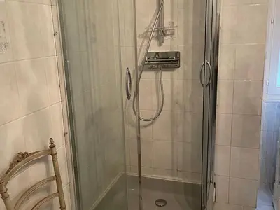 Salle de bains dans l'établissement Maison familiale près du Zoo de la Flèche avec piscine chauffée, jardin et cheminée - FR-1-410-377