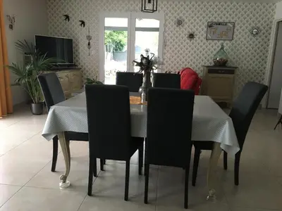 Télévision ou salle de divertissement dans l'établissement Au Vieux Bourg