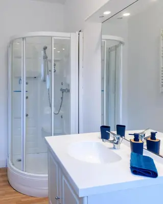 Salle de bains dans l'établissement Gîte de Lisle