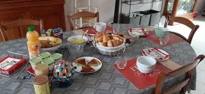 Nourriture dans le séjour chez l'habitant ou à proximité