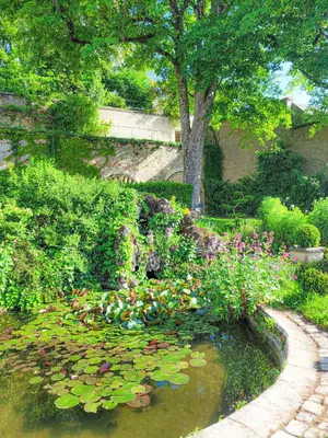 Jardin de l'établissement Domaine Le Clos de la Source - Spa - Petit déjeuner buffet - Atelier d'art