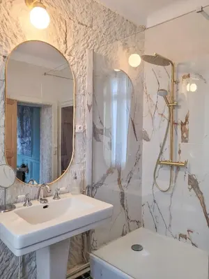Salle de bains dans l'établissement Domaine Le Clos de la Source - Spa - Petit déjeuner buffet - Atelier d'art