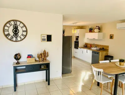 Cuisine ou kitchenette dans l'établissement Gîte Romarin