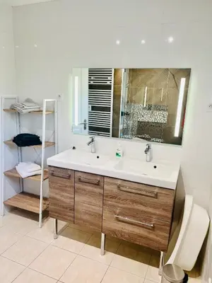 Salle de bains dans l'établissement Gîte Romarin