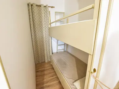 Un ou plusieurs lits dans un hébergement de l'établissement Gîte restauré 6 pers. au bord de la rivière, proche centre, parking et wifi - FR-1-410-380