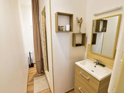 Salle de bains dans l'établissement Gîte restauré 6 pers. au bord de la rivière, proche centre, parking et wifi - FR-1-410-380