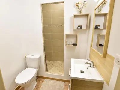 Salle de bains dans l'établissement Gîte restauré 6 pers. au bord de la rivière, proche centre, parking et wifi - FR-1-410-380
