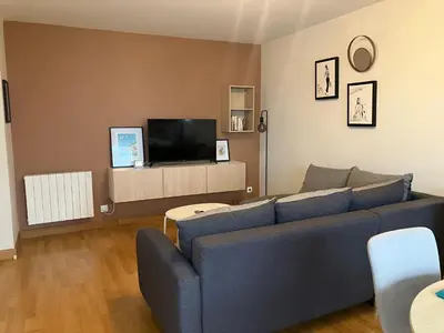 Télévision ou salle de divertissement dans l'établissement Appartement centre avec place de parking tout inclus
