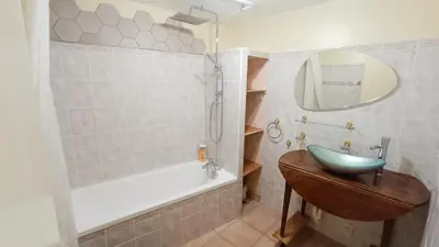 Salle de bains dans l'établissement Maison Royale - Idéalement située à Blois