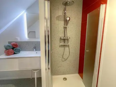 Salle de bains dans l'établissement Gîte charmant avec piscine chauffée, proche d'Amboise et des châteaux de la Loire - FR-1-381-524