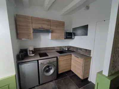 Cuisine ou kitchenette dans l'établissement Studio meublé au pied des clochers tors