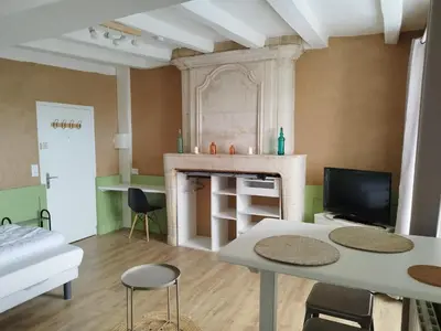 Télévision ou salle de divertissement dans l'établissement Studio meublé au pied des clochers tors
