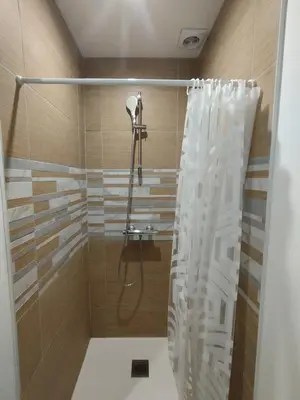 Salle de bains dans l'établissement Studio meublé au pied des clochers tors