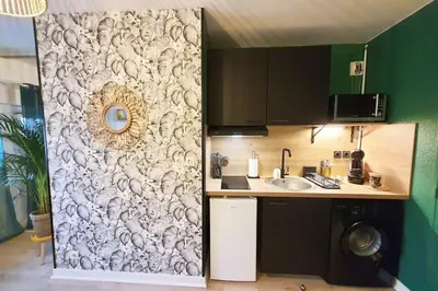 Cuisine ou kitchenette dans l'établissement Le Ouistiti - 50 m de la Gare - Parking Privé