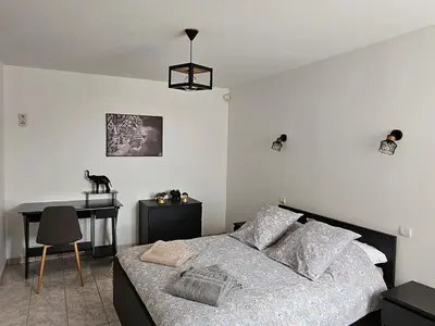 Un ou plusieurs lits dans un hébergement de l'établissement Gîte de charme 12 personnes près du Mans avec piscine chauffée - FR-1-410-381
