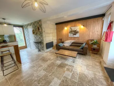 Coin salon dans l'établissement Gîte de charme à La Loire : Balnéo, Jardin, Parking - FR-1-381-526
