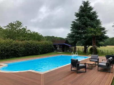Piscine de l'établissement Cottage proche circuit 24 Heures Le Mans proche de Paris Jeux olympiques autoroute à 5km ou située à proximité