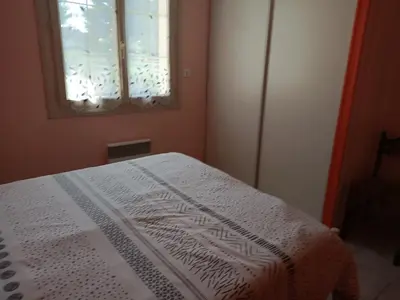 Un ou plusieurs lits dans un hébergement de l'établissement serge et annick