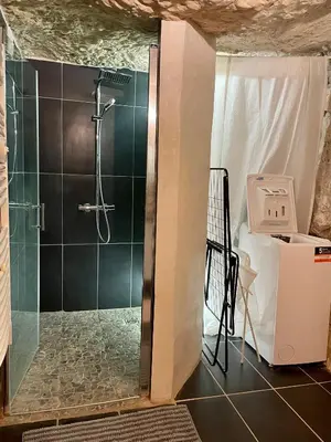 Salle de bains dans l'établissement Troglodyte du Petit Coteau
