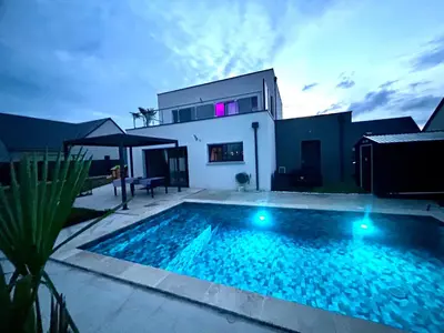 Piscine de l'établissement Maison contemporaine en plein cœur de la Touraine ou située à proximité