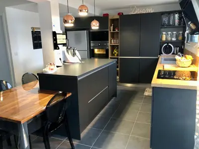 Cuisine ou kitchenette dans l'établissement Maison contemporaine en plein cœur de la Touraine