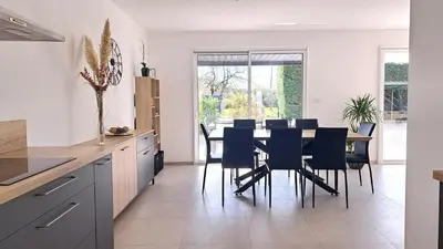 Cuisine ou kitchenette dans l'établissement Maison tout confort proche Azay-le-Rideau 8 p