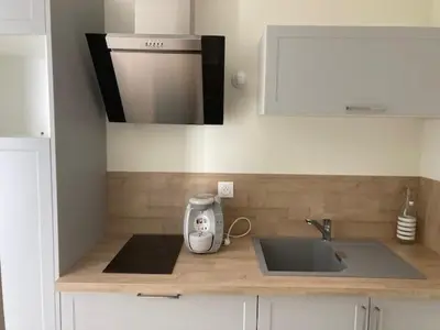 Cuisine ou kitchenette dans l'établissement Studio 2 personnes - proche circuit