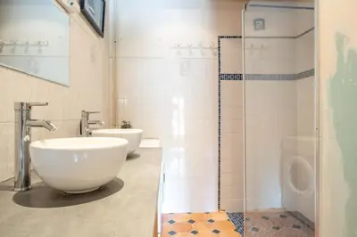 Salle de bains dans l'établissement Maison Meslaie - Maison pour 8 avec piscine