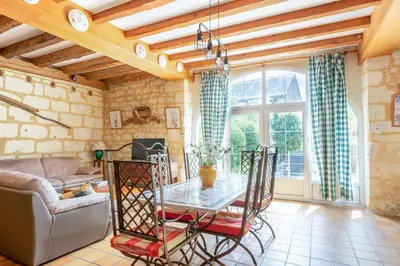 Coin salon dans l'établissement Maison Meslaie - Maison pour 8 avec piscine